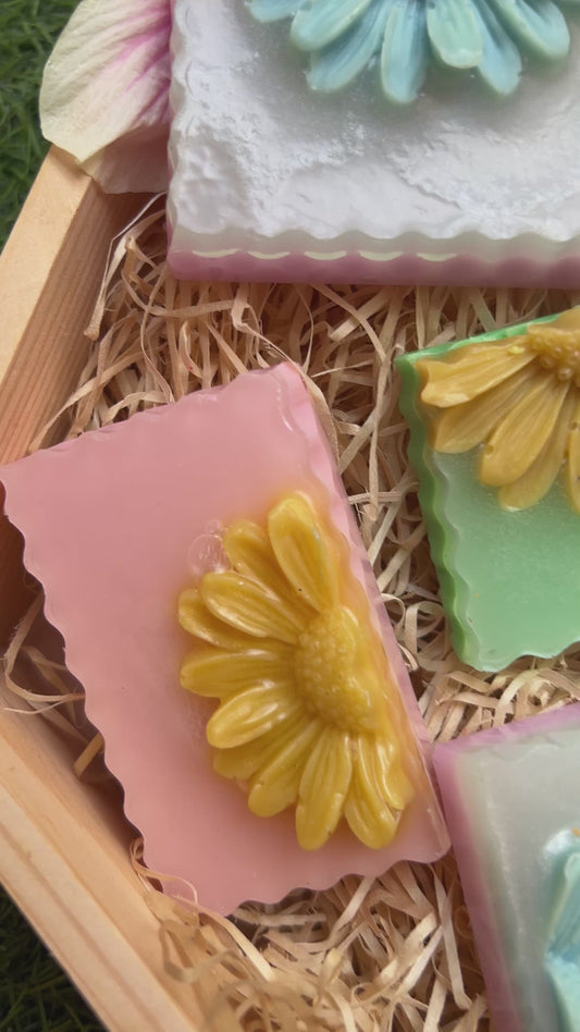 Handmade Flower Soap Gift Set (Pack of 4) | Assorted Pastel Soaps with 3D Daisy | Wooden Tray Hamper for Women, Birthday, Return Gifts